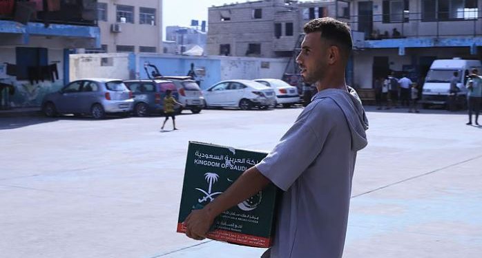 مركز الملك سلمان للإغاثة يواصل توزيع السلال الغذائية على الأسر الفلسطينية في غزة