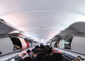 كيف تتجنب فوضى الصناديق العلوية في الطائرة؟ دليل ذكي للمسافر العصري