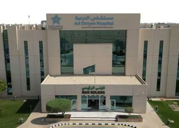 استئصال ورم ضخم يزن 30×30 سم لمريضة خمسينية في مستشفى الدرعية