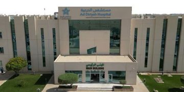 استئصال ورم ضخم يزن 30×30 سم لمريضة خمسينية في مستشفى الدرعية