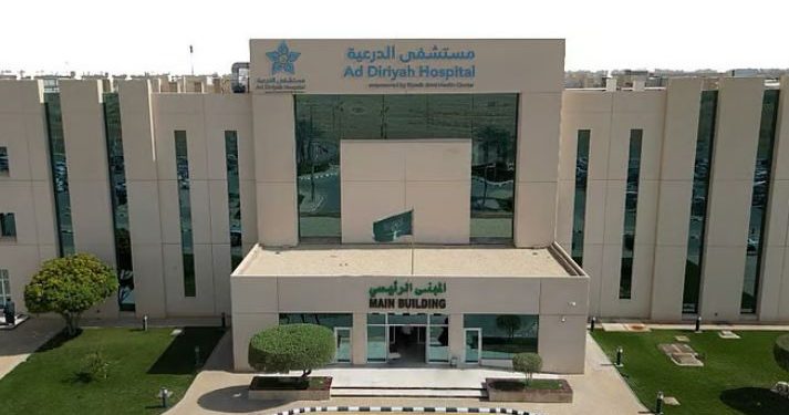 استئصال ورم ضخم يزن 30×30 سم لمريضة خمسينية في مستشفى الدرعية