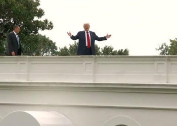 لأول مرة في التاريخ.. الرئيس الأمريكي يتحدث للصحفيين من فوق سطح البيت الأبيض «شاهد الفيديو »