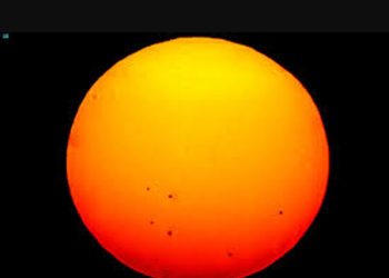 رصد بقعة شمسية ضخمة قد تثير توهجات قوية من الفئة X