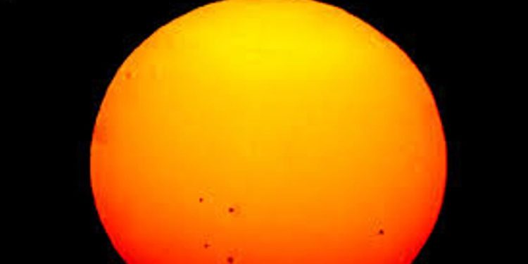 رصد بقعة شمسية ضخمة قد تثير توهجات قوية من الفئة X