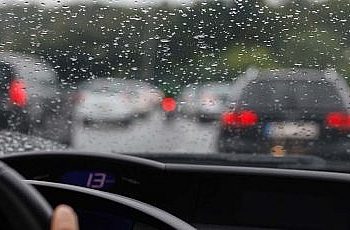 القيادة أثناء الأمطار
