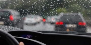 القيادة أثناء الأمطار