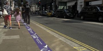 ما سر الخط البنفسجي وحادثة السرقة في شارع أكسفورد بلندن؟