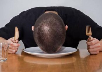 دماغك يجوع قبل معدتك.. لماذا لا نتوقف عن التفكير في الأكل؟