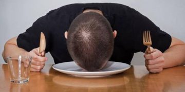 دماغك يجوع قبل معدتك.. لماذا لا نتوقف عن التفكير في الأكل؟