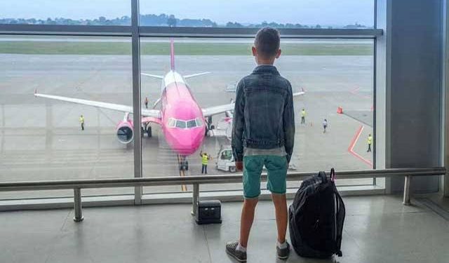 تركا طفلهما وحيدًا في المطار خوفًا على التذاكر.. واقعة صادمة لزوجين في برشلونة