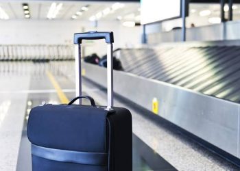 طفلة “تسافر” داخل حقيبة.. رحلة غريبة تنتهي بالقبض على امرأة