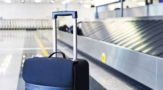 طفلة “تسافر” داخل حقيبة.. رحلة غريبة تنتهي بالقبض على امرأة