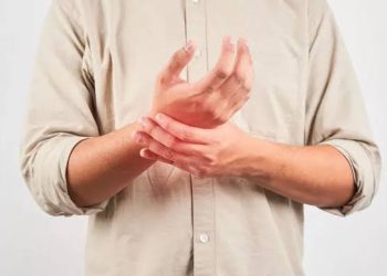 تنميل اليدين.. عرض عابر أم مؤشر لحالة صحية خطيرة؟