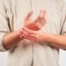تنميل اليدين.. عرض عابر أم مؤشر لحالة صحية خطيرة؟