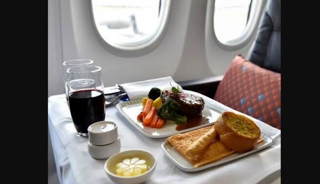 لماذا يبدو طعام الطائرة بهذا السوء؟ أسرار لا تعرفها عن وجبات الرحلات الجوية