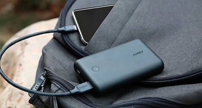 ودع شحن أجهزتك في الجو.. «طيران الإمارات» توقف استخدام الباوربانك على متن الطائرة