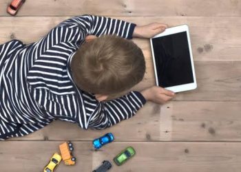 الجلوس بالساعات أمام الشاشات.. خطر صامت يهدد قلوب وأجساد الصغار