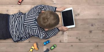 الجلوس بالساعات أمام الشاشات.. خطر صامت يهدد قلوب وأجساد الصغار