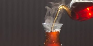 هل تشرب الشاي بطريقة صحيحة؟ انتبه 5 أخطاء شائعة يجب تجنبها