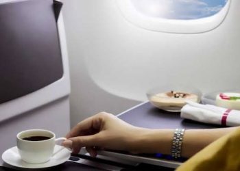 لماذا لا ننصحك بشرب الشاي أو القهوة على الطائرة؟