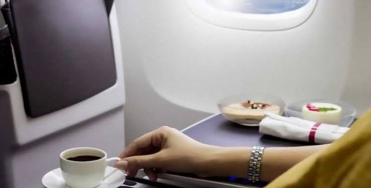 لماذا لا ننصحك بشرب الشاي أو القهوة على الطائرة؟