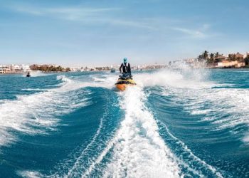 من الثلج إلى القفز الحر… 7 مغامرات صيفية لن تتوقعها في السعودية