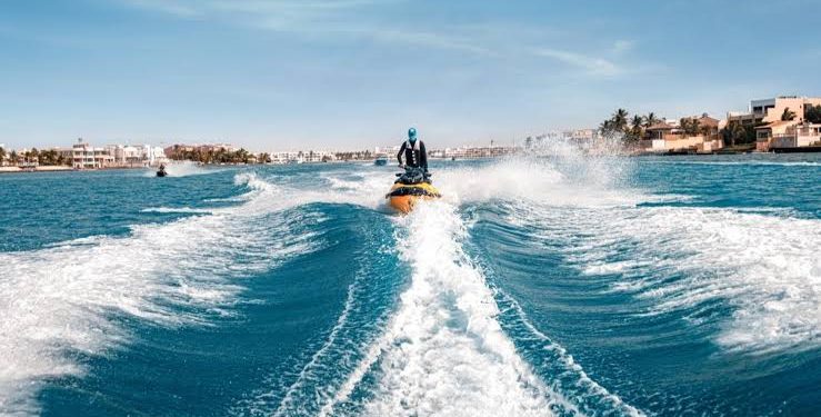 من الثلج إلى القفز الحر… 7 مغامرات صيفية لن تتوقعها في السعودية