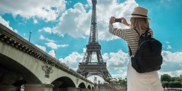 انتبه قبل السفر إلى فرنسا.. الملابس المقلدة قد تضعك في ورطة