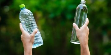 الزجاج ليس كما تظن.. دراسة تكشف مفاجأة حول المشروبات المعبأة