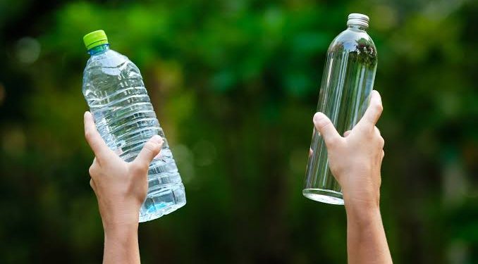 الزجاج ليس كما تظن.. دراسة تكشف مفاجأة حول المشروبات المعبأة