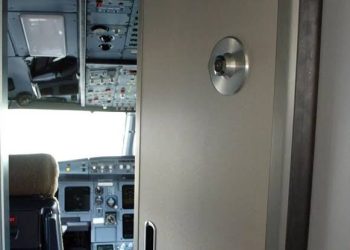 باب قمرة القيادة مفتوح في السماء.. طيار بريطاني يثير أزمة أمنية ويعيد ذكريات حوادث مأساوية