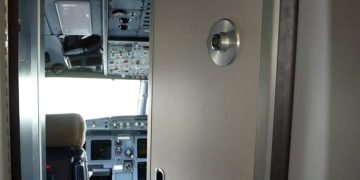 باب قمرة القيادة مفتوح في السماء.. طيار بريطاني يثير أزمة أمنية ويعيد ذكريات حوادث مأساوية