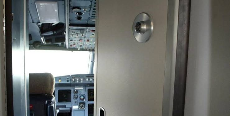 باب قمرة القيادة مفتوح في السماء.. طيار بريطاني يثير أزمة أمنية ويعيد ذكريات حوادث مأساوية