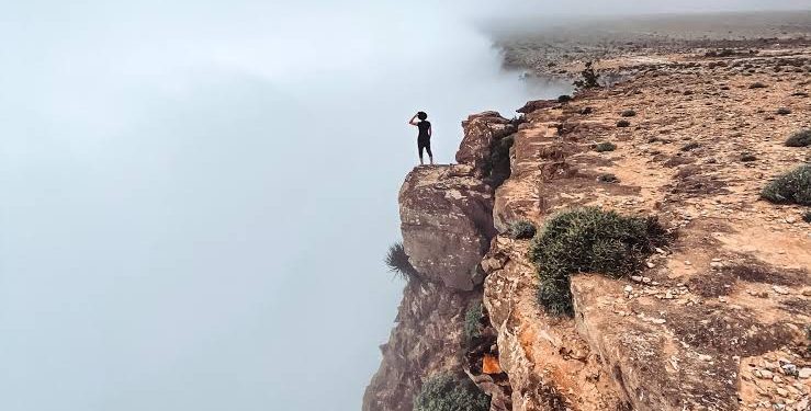 بعد رحيل سعودي عاشق للمغامرة بين قمم ظفار.. ماذا نعرف عن جبل سمحان؟