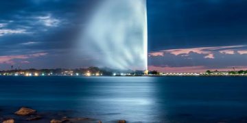 الأطول عالميًا.. كيف أصبحت نافورة جدة معلمًا سياحيًا وثقافيًا يجذب الزوار؟