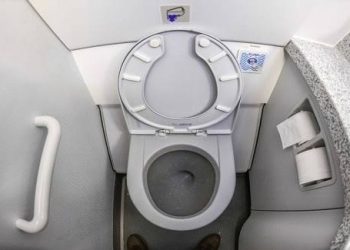 أمور بسيطة في حمامات الطائرة قد تفسد رحلتك وتزعج المحيطين بك.. انتبه لها 