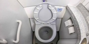 أمور بسيطة في حمامات الطائرة قد تفسد رحلتك وتزعج المحيطين بك.. انتبه لها 