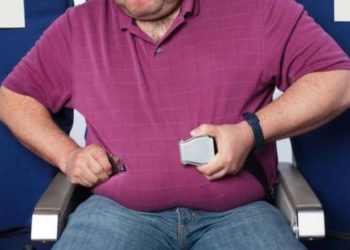 هل تستبعد شركات الطيران أصحاب الأوزان الكبيرة من السفر؟.. الحقيقة وراء سياسة المقاعد الجديدة