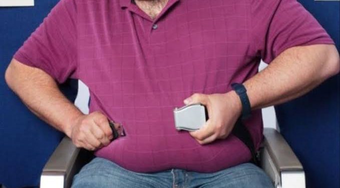 هل تستبعد شركات الطيران أصحاب الأوزان الكبيرة من السفر؟.. الحقيقة وراء سياسة المقاعد الجديدة