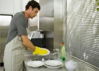 الرجال وغسل الصحون.. كيف يصبح تنظيف الأواني ملاذًا للاسترخاء والسعادة؟