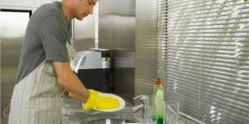 الرجال وغسل الصحون.. كيف يصبح تنظيف الأواني ملاذًا للاسترخاء والسعادة؟