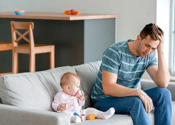 اكتئاب الآباء.. معاناة صامتة لايفصح عنها الرجال..ماذا نعرف عنه؟