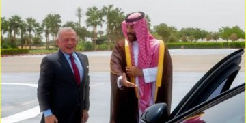 فيديو.. ملك الأردن يصل نيوم وولي العهد في مقدمة مستقبليه