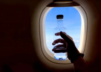 هل زجاجة المياه خطر على الرحلة؟ السبب الحقيقي لحظر السوائل في الطيران