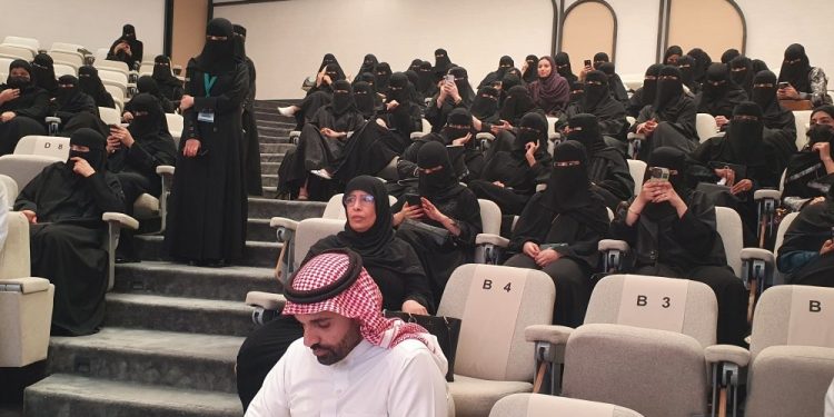 214 فتاة سعودية يتألقن في ختام برنامج تدريبي لصناعة السياحة بالأحساء