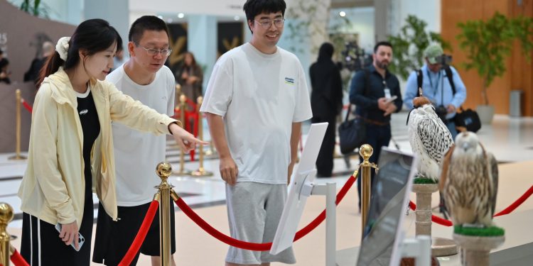 السعودية تستقطب أنظار العالم بمزاد الصقور الدولي 2025.. صفقات قياسية وحضور سياحي واسع