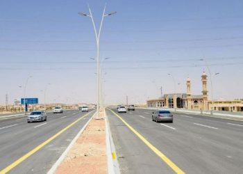 المرور السعودي يحذر من التجاوز عبر أكتاف الطريق: سلوك خطر يهدد السلامة العامة