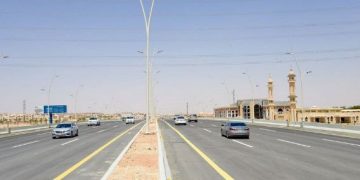 المرور السعودي يحذر من التجاوز عبر أكتاف الطريق: سلوك خطر يهدد السلامة العامة