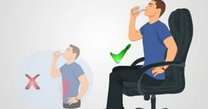 تناول الماء وقوفًا