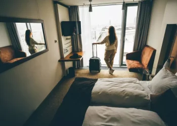 دليل المسافر .. 8 أخطاء شائعة في الفنادق.. تجنبها لرحلة أكثر راحة